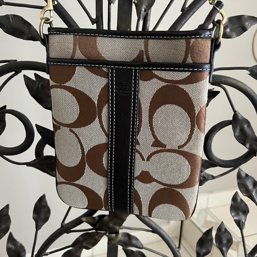 Beautiful Coach crossbody brown bag. Great like